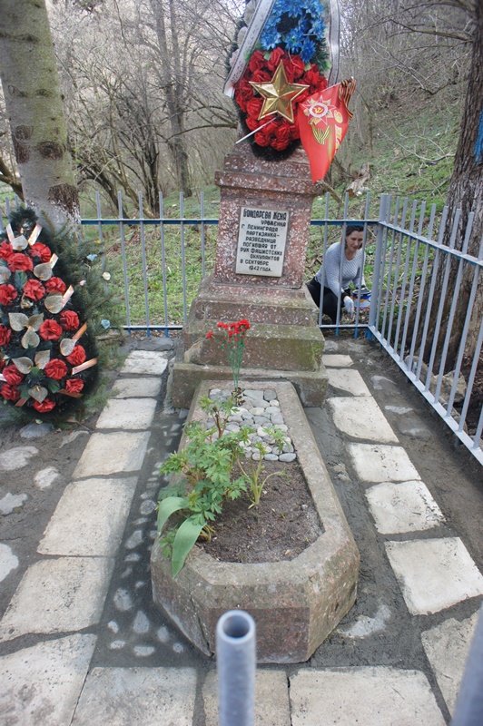 Памятник Жени Бондаревой после реконструкции